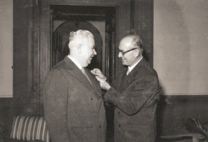 1955-56: Il Governatore Omero Ranelletti consegna il distintivo al primo Presidente Francesco Monti