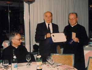 1993-94: Il Past President Elio Luise consegna la P.H.F. a Don Ciro Donnarumma