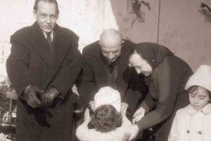 1963-64: Il prof. Raffaele Calvanico e il comm. Giovanni Galati alla Festa della Befana