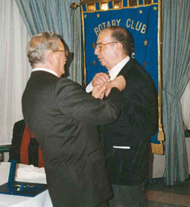 1998-99: Il Governatore Antonio Carosella consegna la P.H.F. all’avv. Salvatore Ruggiero