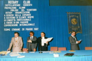 1986-87: Il Presidente Alfonso Cimmino alla Prima edizione della Premiazione degli Alunni Meritevoli
