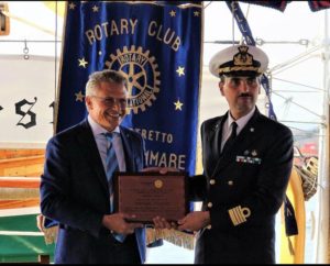 2018-19: Il Presidente Di Somma consegna il premio ‘Stabiesi illustri’ al Comandante dell’Amerigo Vespucci C.V. Stefano Costantino